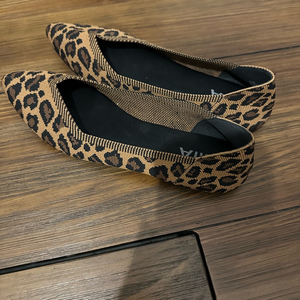 Mia Kerri Leopard Print Pointy-toe Flats!
Super cute and comfy!